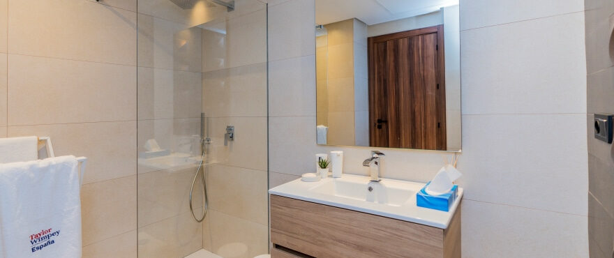 Marbella Lake, modernt och fullt utrustat badrum med förinstallerade duschpaneler