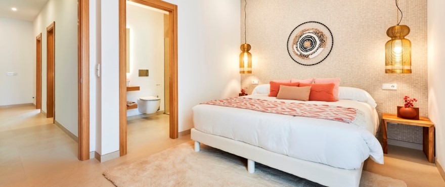 Helles Schlafzimmer eines Apartments in Ses Salines