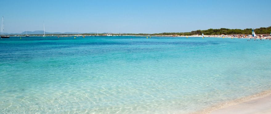 Mallorcas sydkust, flankerad av långa sandstränder med fin vit sand och kristallklart vatten