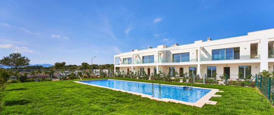 Nuevos adosados con piscina comunitaria en la bahía de Palma