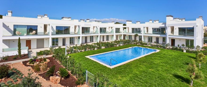 Nuevos adosados con piscina comunitaria en la bahía de Palma