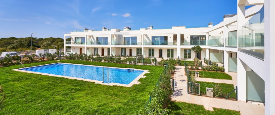 Nuevos adosados con piscina comunitaria en la bahía de Palma