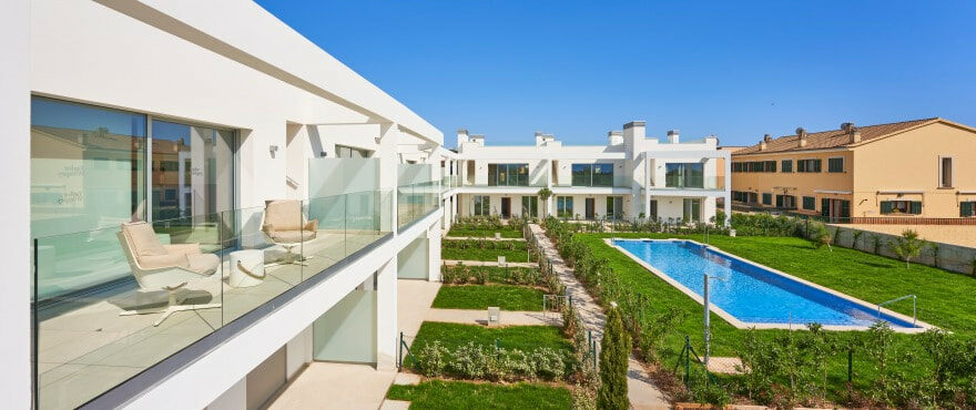 Nuevos adosados con amplias terrazas en Cala Estancia, Mallorca