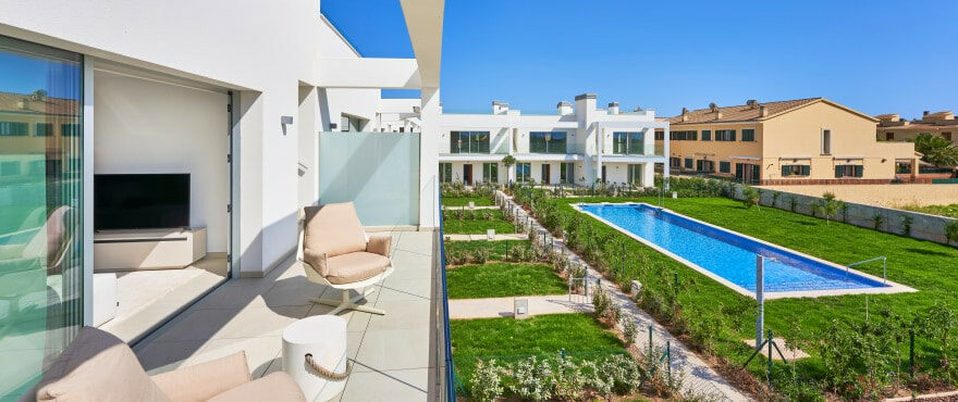 New townhouses with large terraces in Cala Estancia, Mallorca
