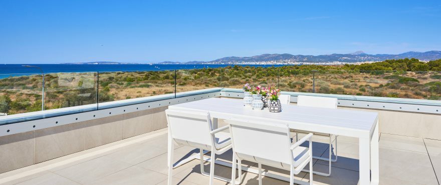 Nuevas adosados con solárium con vistas en Cala Estancia, Mallorca