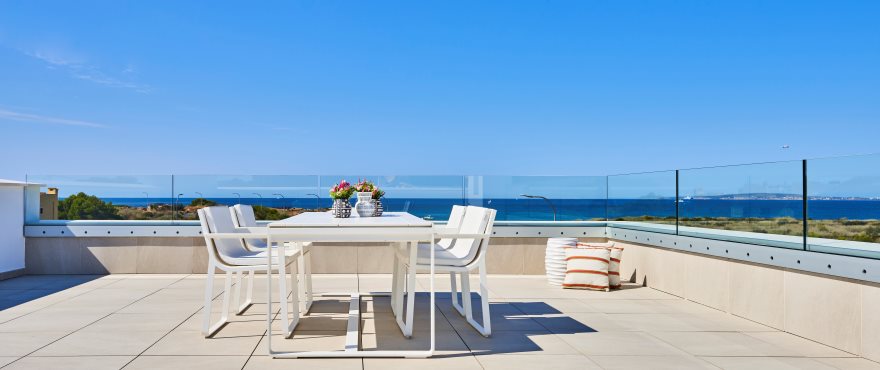 Nuevas adosados con solárium con vistas en Cala Estancia, Mallorca