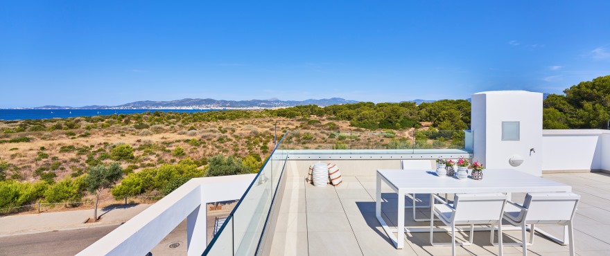 Nuevas adosados con solárium con vistas en Cala Estancia, Mallorca