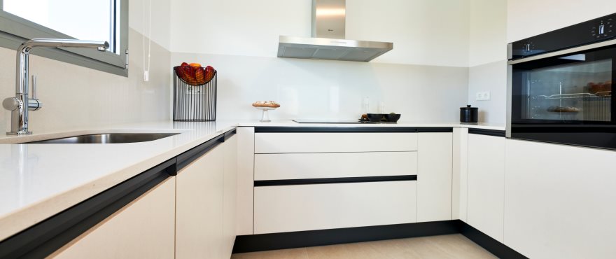 Cocina abierta y moderna en Sa Galera