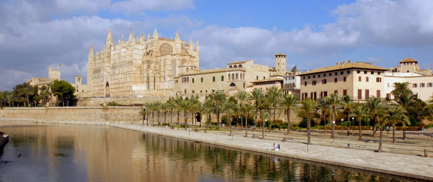 Utsikt över Palmas katedral och havsparken