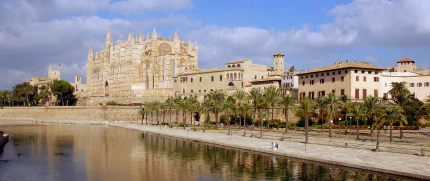 Vistas de la Catedral de Palma y parque del mar