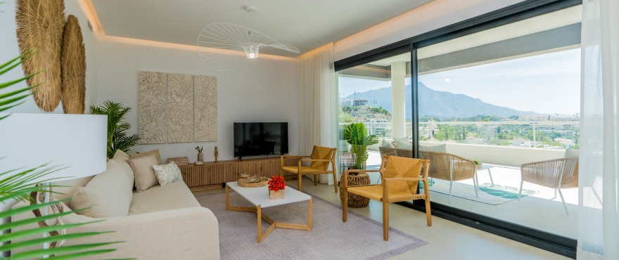 Salon lumineux dans les nouveaux logements The Crest, à La Quinta