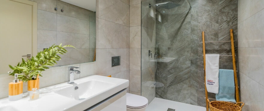 Salle de bain moderne dans les appartements en vente The Crest