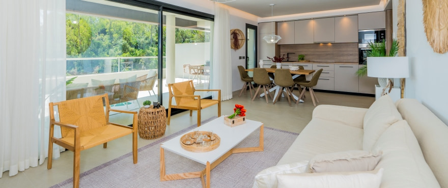 Salon lumineux dans les nouveaux logements The Crest, à La Quinta