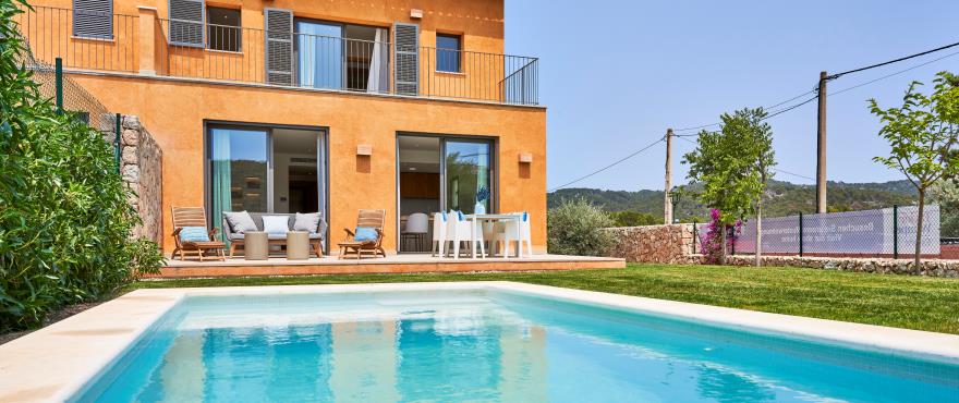 New semi-detached houses with private pool in Es Capdellà