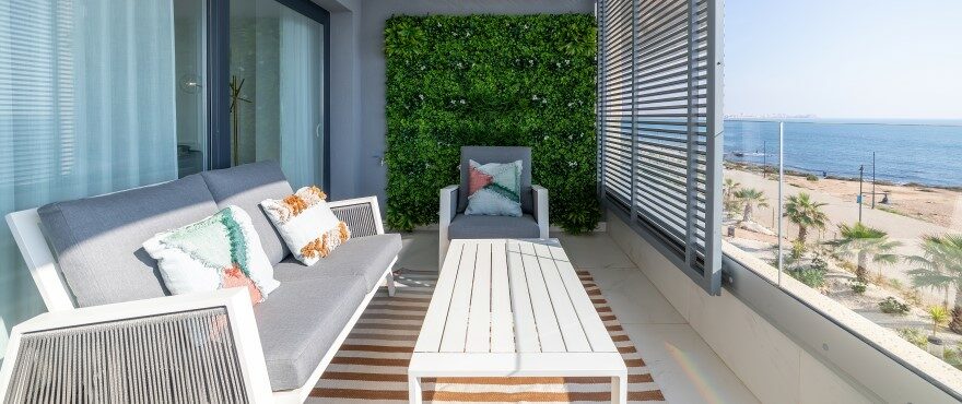 Posidonia: Meerblickterrasse einer Wohnung im Wohnkomplex