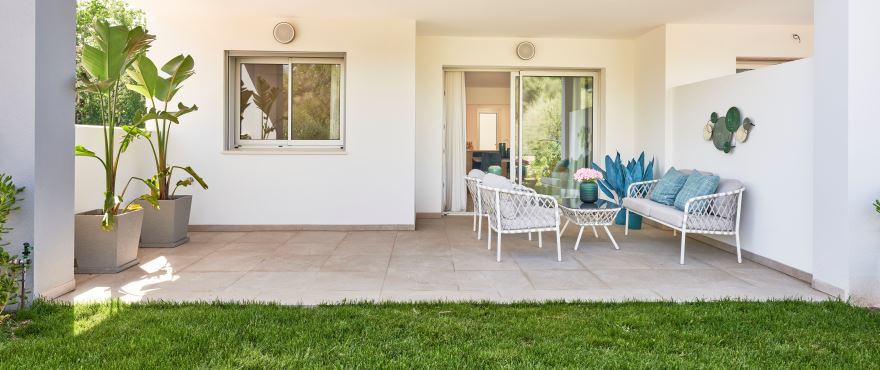 Neubau-Erdgeschosswohnung mit Garten in Cala Bona, Mallorca
