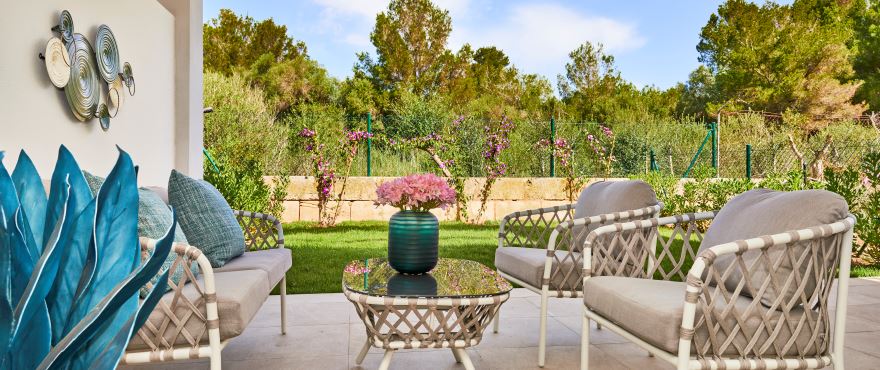 Neubau-Erdgeschosswohnung mit Garten in Cala Bona, Mallorca