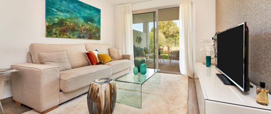 Spacious, bright living room at Es LLaut