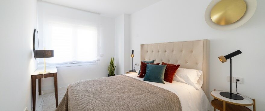 Lichte tweepersoonsslaapkamer, nieuw appartementencomplex van Taylor Wimpey Spanje