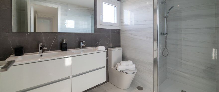 Voll ausgestattetes Badezimmer im Wohnkomplex Posidonia