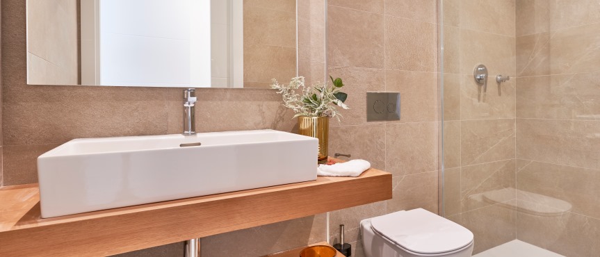 – Voll ausgestattetes Bad in einem der neuen Apartments zum Verkauf
