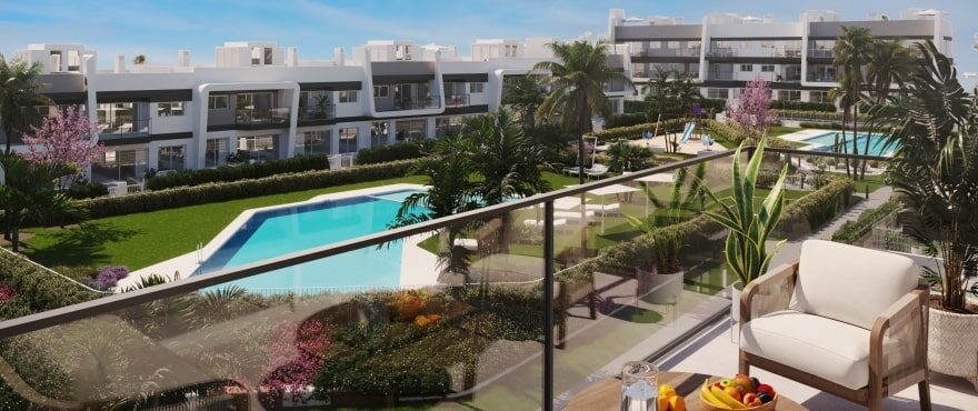 Apartamentos en venta con piscina y jardín comunitarios en Gran Alacant
