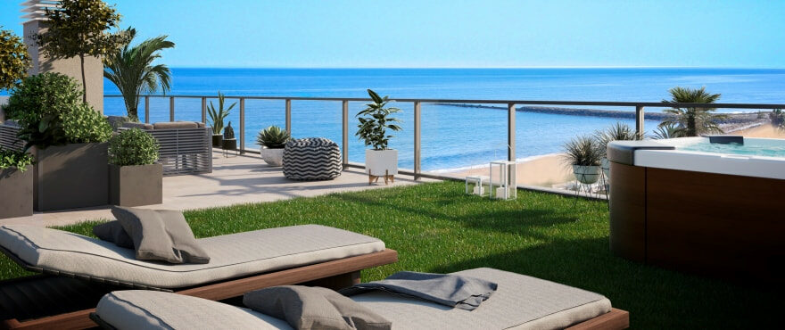 Großzügige Terrasse mit Meerblick einer Penthouse-Wohnung in der Wohnanlage Bella Beach