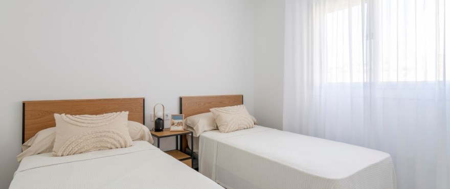 Przestronna i jasna sypialnia Gran Alacant