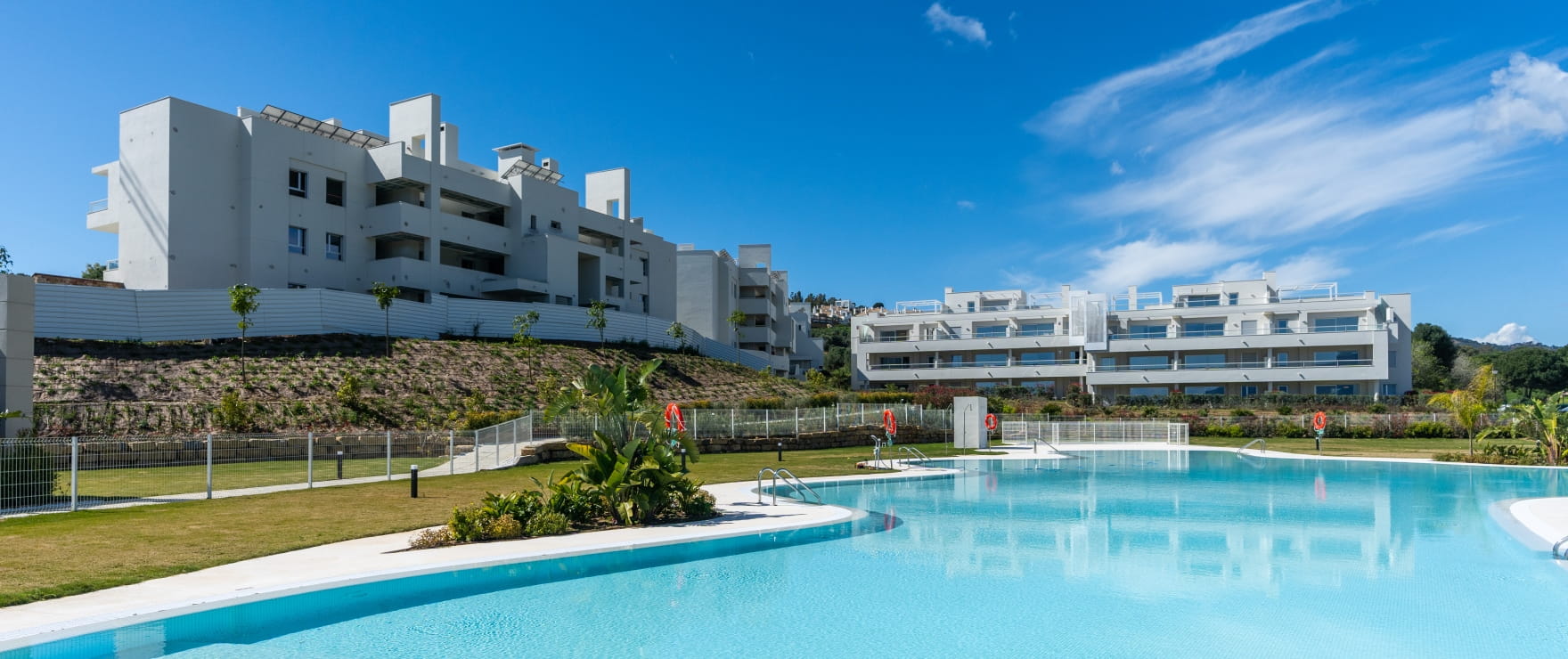 Appartementen met ruime terrassen en panoramisch uitzicht op de golfbaan en de bergketen van Mijas