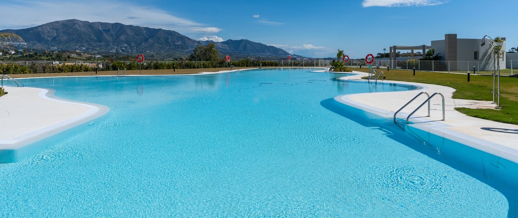 Appartementen met ruime terrassen en panoramisch uitzicht op de golfbaan en de bergketen van Mijas