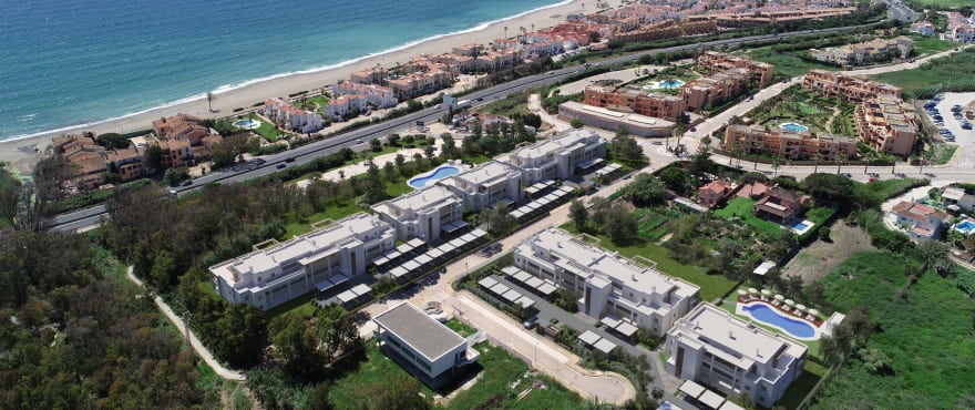 Solemar, Casares Beach: Neubau-Apartments mit Gemeinschaftspool und Gartenanlagen. Blick auf das Mittelmeer.