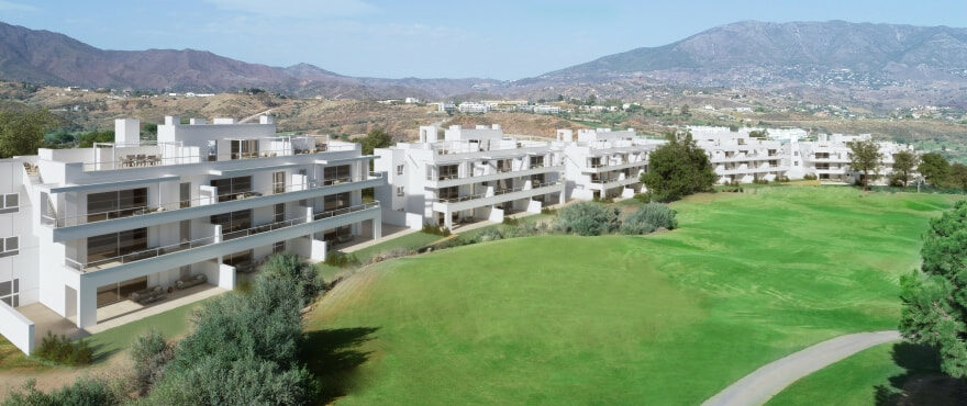 Apartamenty z dużymi tarasami i panoramicznym widokiem na pole golfowe i Sierra de Mijas