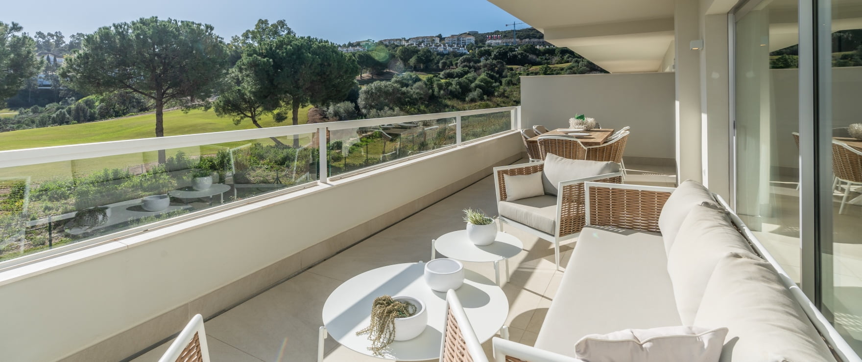 Appartementen met ruime terrassen en panoramisch uitzicht op de golfbaan en de bergketen van Mijas