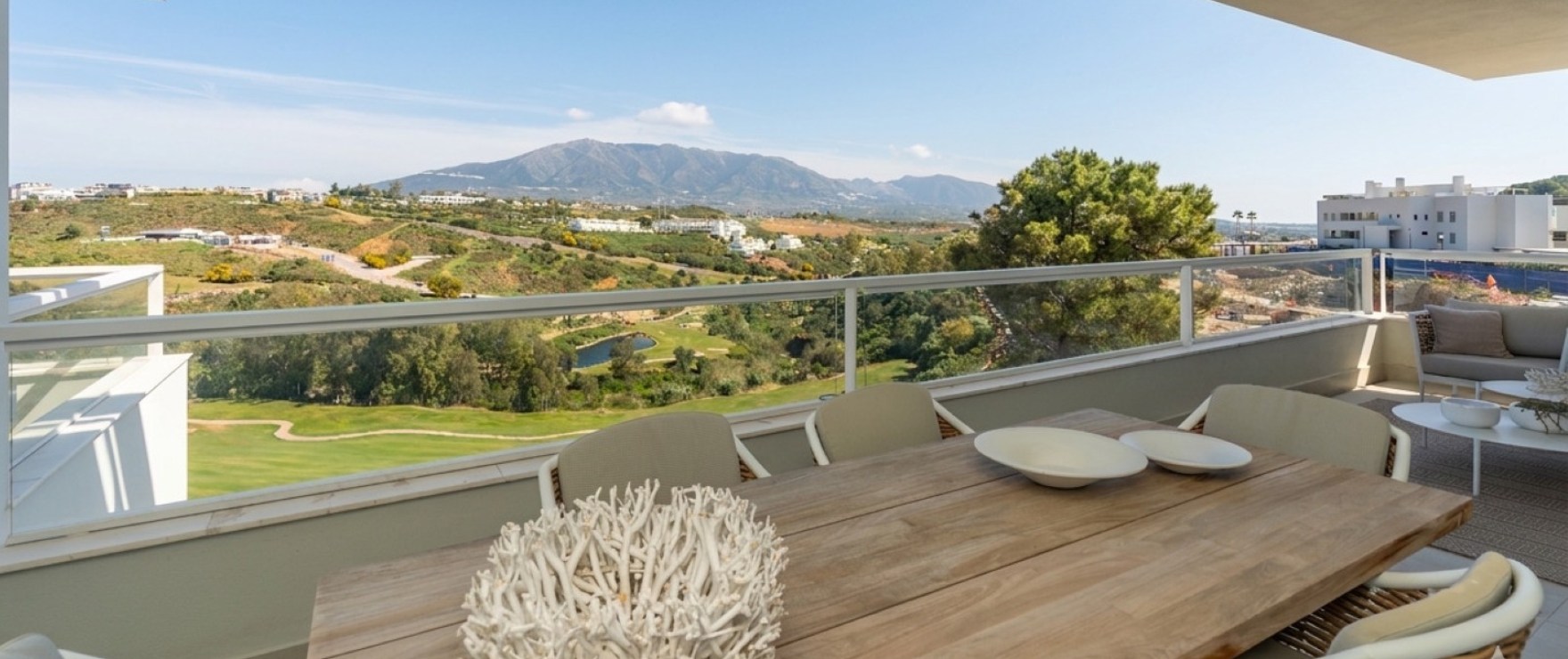 Solana Village: Lägenheter med stora terrasser och panoramavyer äver golfbanan och Mijas-bergen.