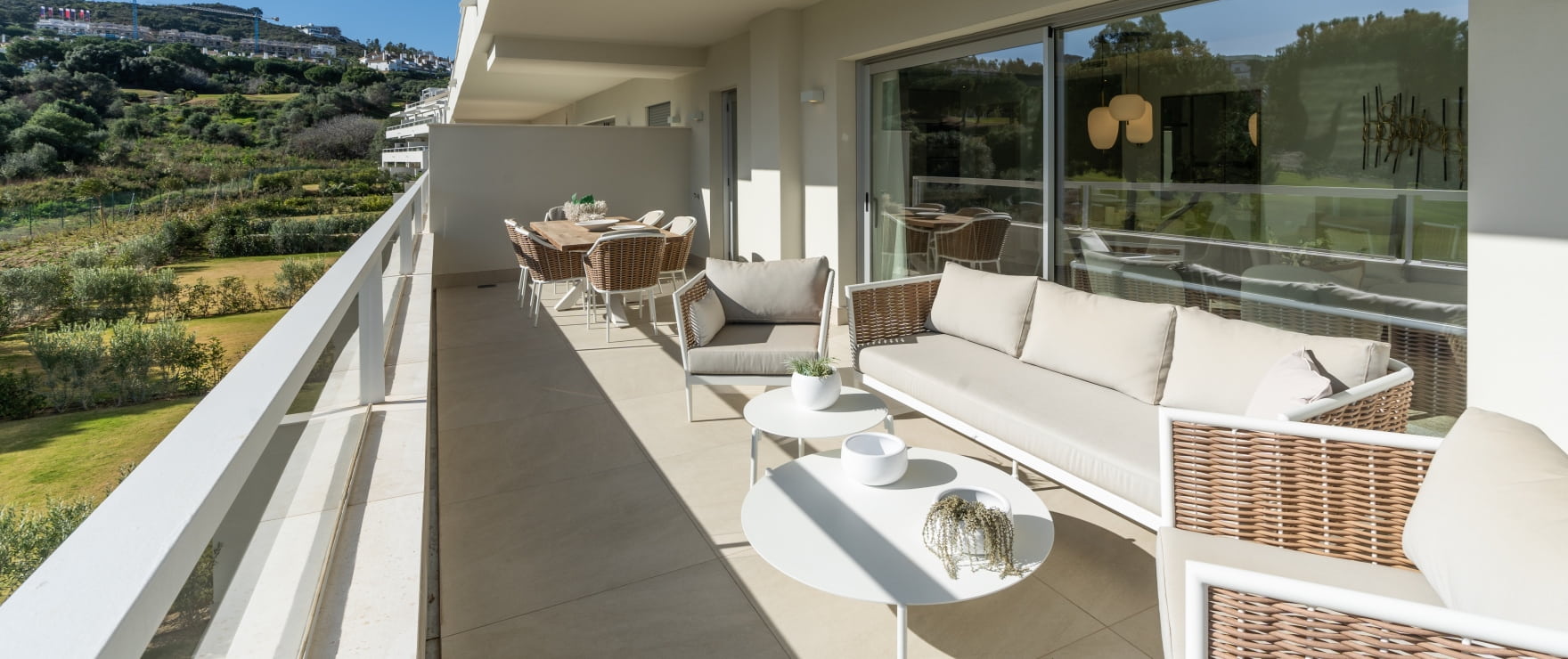 Appartementen met ruime terrassen en panoramisch uitzicht op de golfbaan en de bergketen van Mijas
