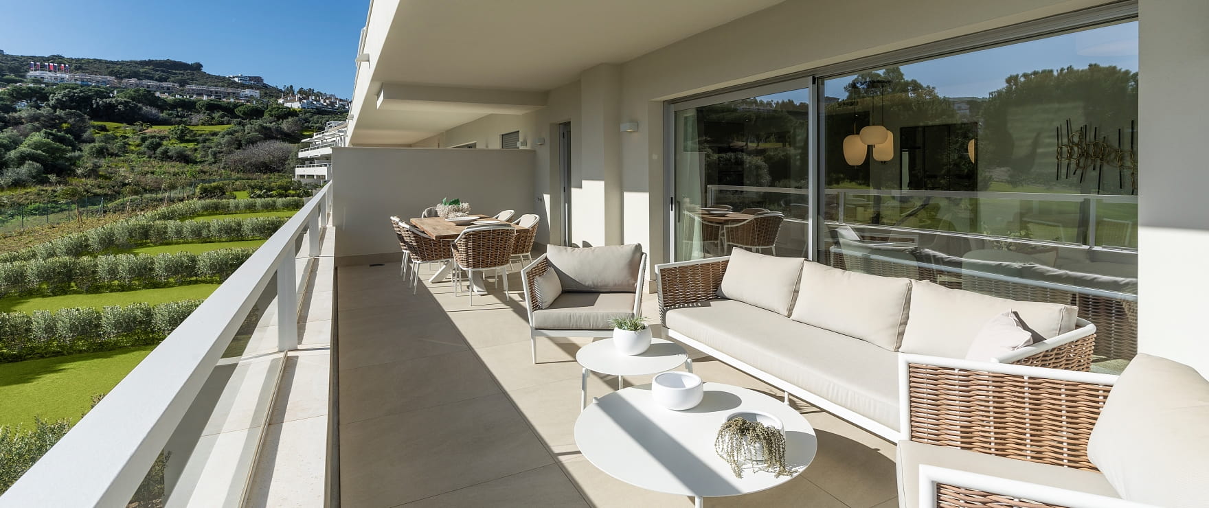Apartments mit großzügigen Terrassen und Panoramablick auf den Golfplatz und die Bergkette der Sierra de Mijas