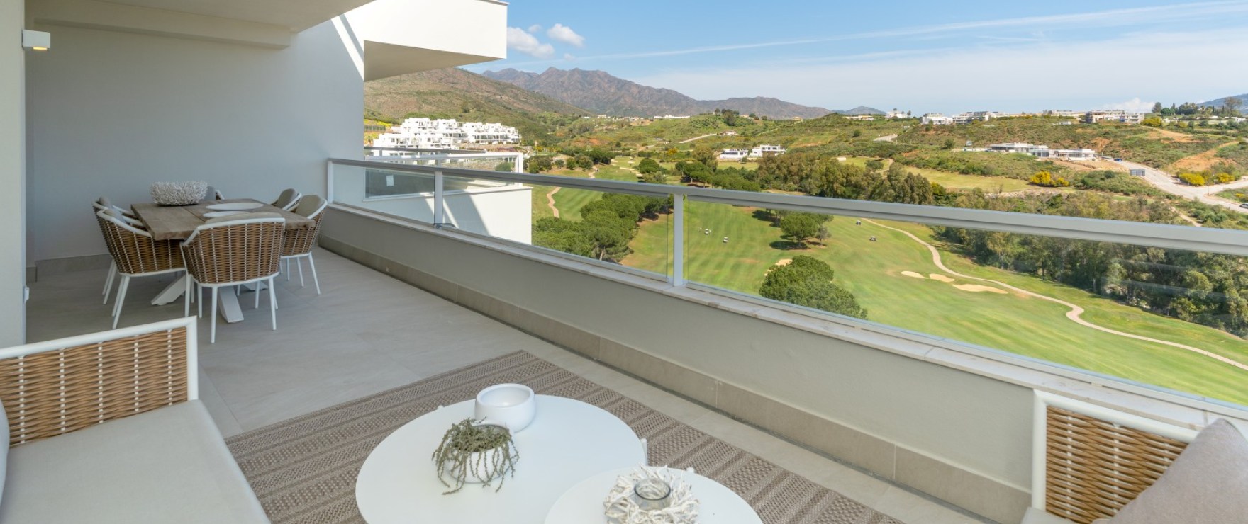 Solana Village: Apartments with large terraces and panoramic views over the golf course and the Mijas mountain range. Solana Village: Apartments with large terraces and panoramic views over the golf course and the Mijas mountain range.