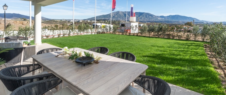 Apartments mit großzügigen Terrassen und Panoramablick auf den Golfplatz und die Bergkette der Sierra de Mijas