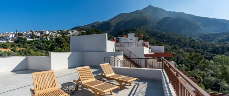 Almazara Forest Istán: nuevos apartamentos, áticos con solarium en Nueva Andalucía con vistas panorámicas