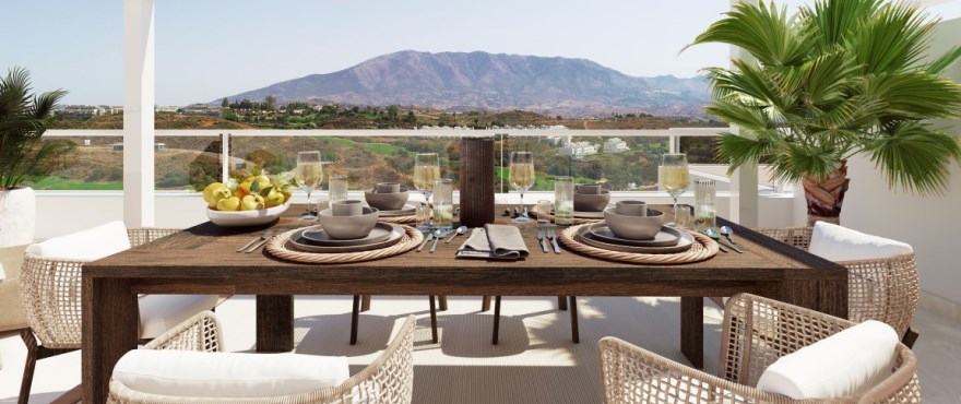 Apartments mit großzügigen Terrassen und Panoramablick auf den Golfplatz und die Bergkette der Sierra de Mijas