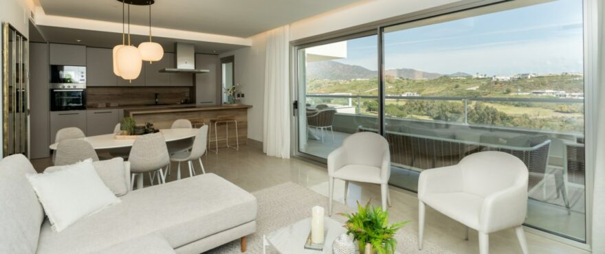 Solana Village: Geräumiger, lichtdurchfluteter Wohnbereich mit Panoramablick auf den Golfplatz.