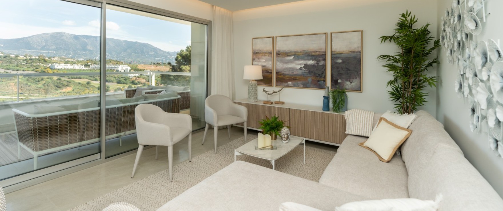 Solana Village: Ruim en licht salon met panoramisch uitzicht op de golfbaan. Solana Village: Ruim en licht salon met panoramisch uitzicht op de golfbaan.