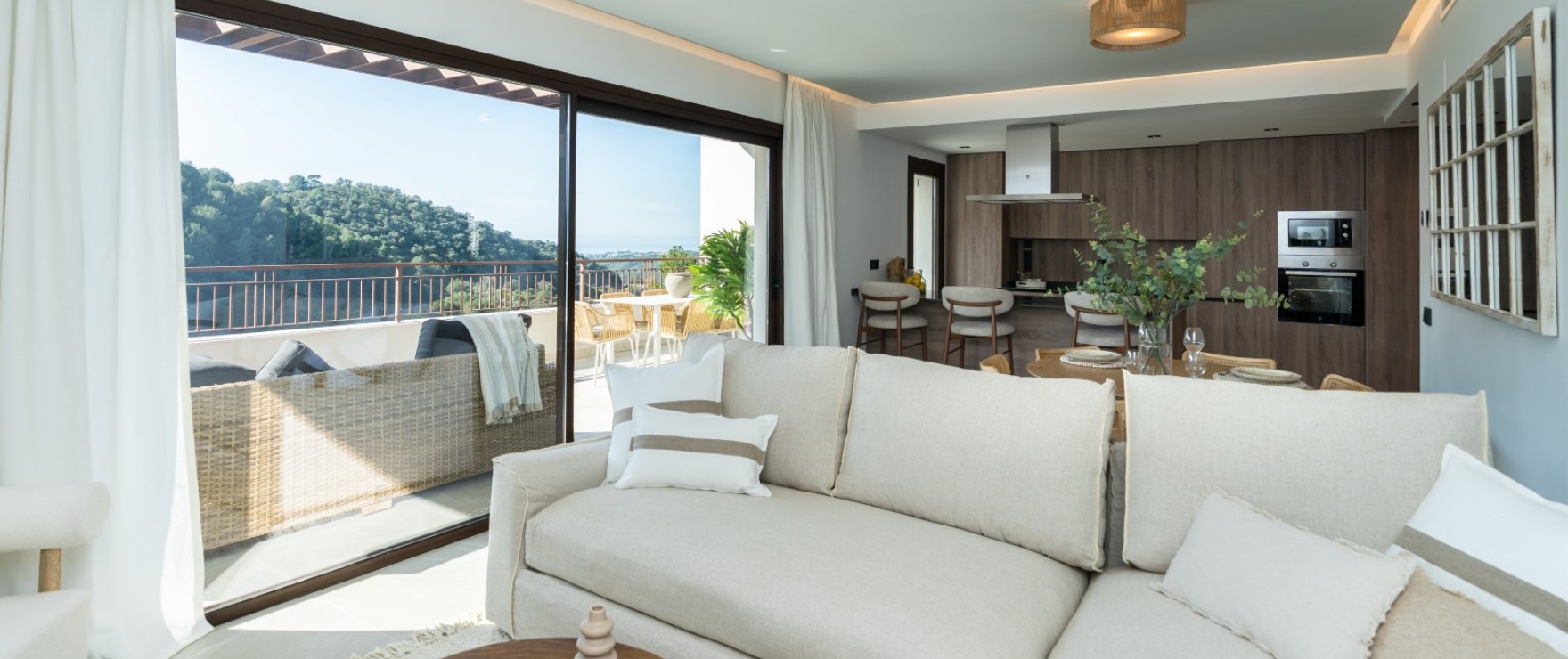 Almazara Forest, Istán: ruime en heerlijk lichte woonkamer met panoramisch uitzicht Almazara Forest, Istán: ruime en heerlijk lichte woonkamer met panoramisch uitzicht