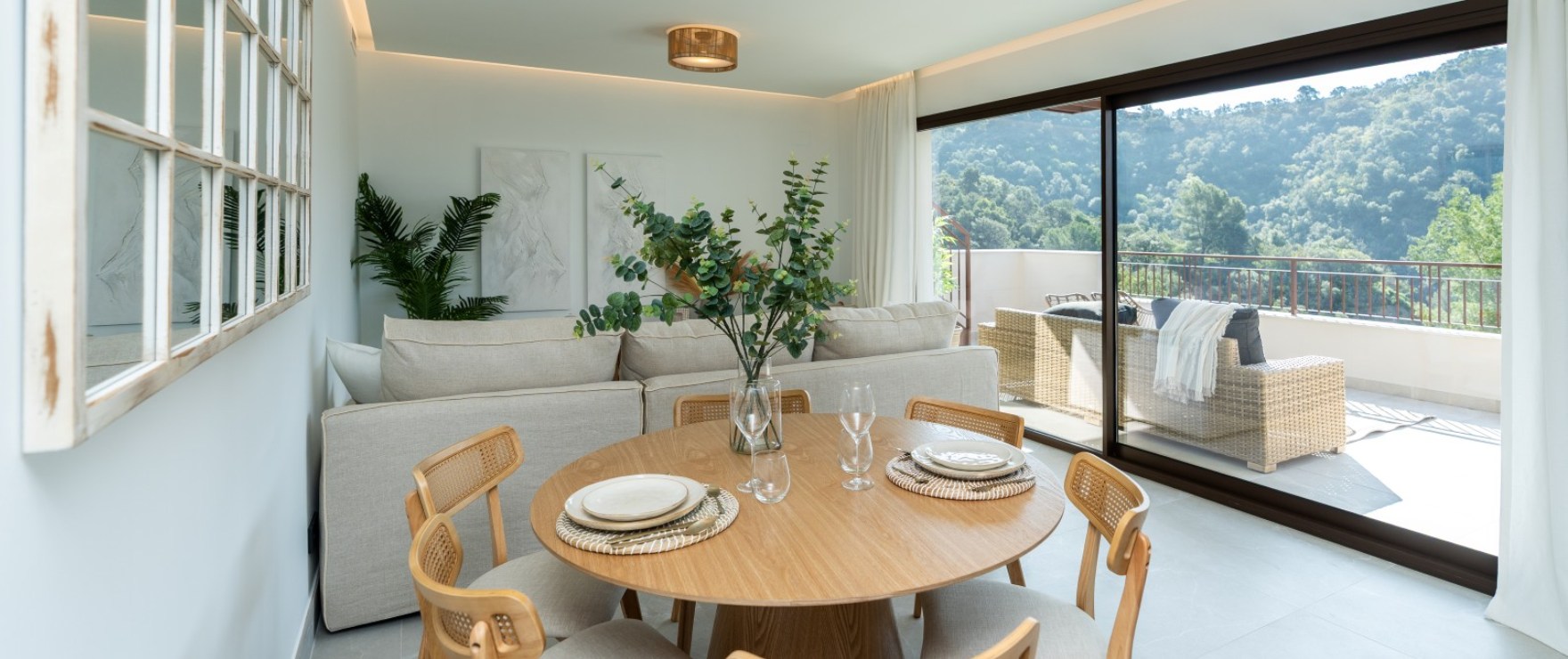 Almazara Forest, Istán: spacious and bright living room with panoramic views