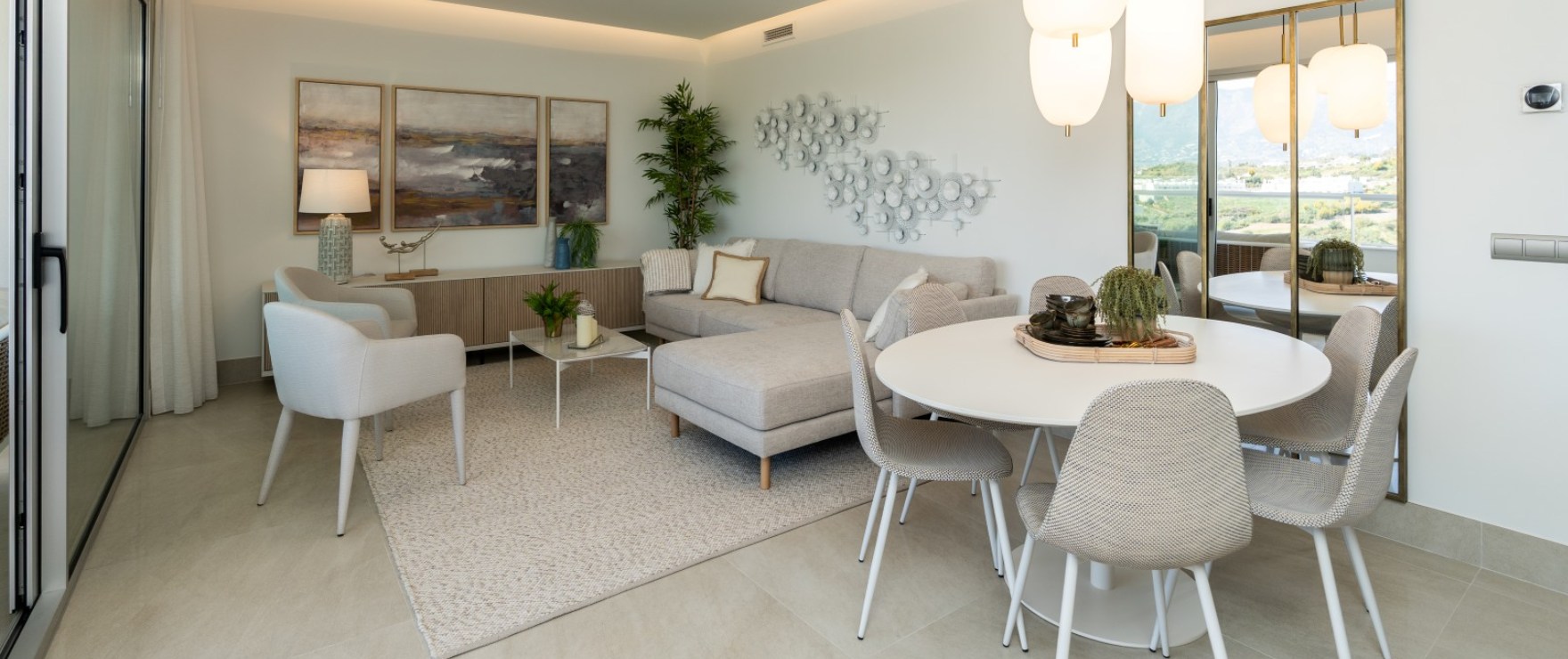 Solana Village: Spacious, bright living room with panoramic views over the golf course. Solana Village: Spacious, bright living room with panoramic views over the golf course.