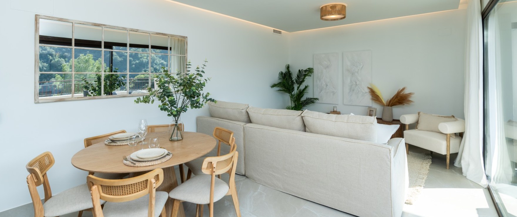 Almazara Forest, Istán: ruime en heerlijk lichte woonkamer met panoramisch uitzicht Almazara Forest, Istán: ruime en heerlijk lichte woonkamer met panoramisch uitzicht