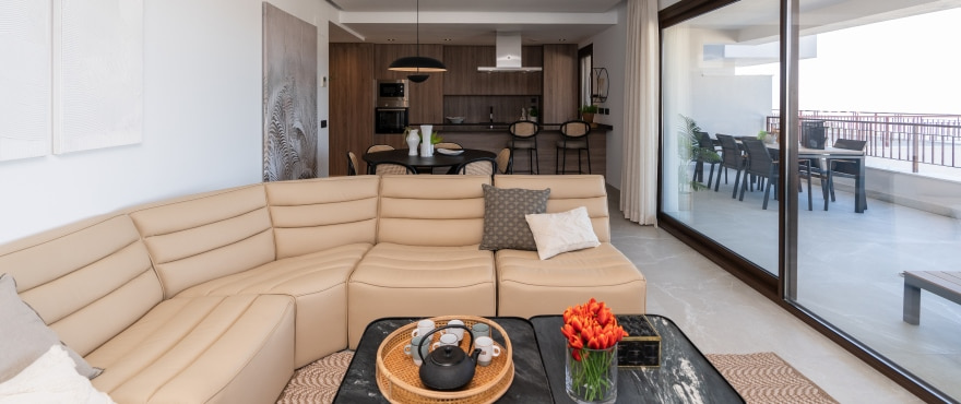 Almazara Hills, Istán: spacious and bright living room with panoramic views