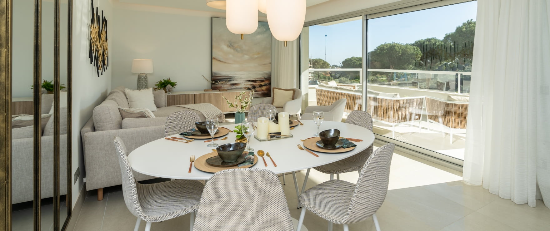 Ruim en licht salon met panoramisch uitzicht op de golfbaan
