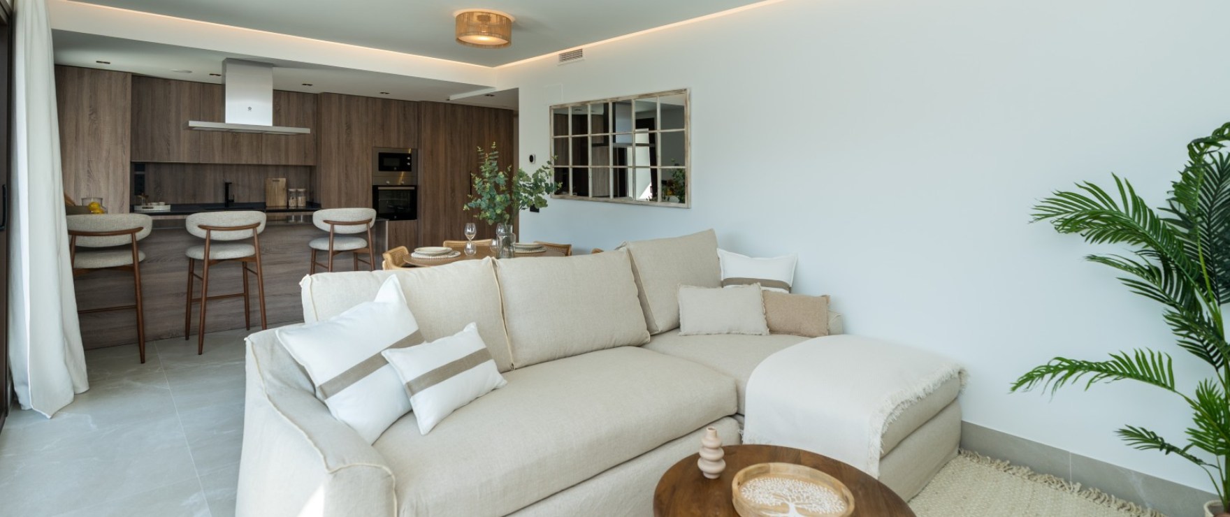 Almazara Forest, Istán: living room, dining room and integrated kitchen at the new development on sale