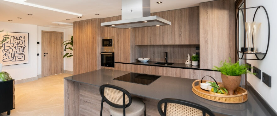 Almazara Hills, Istán : salon, salle à manger et cuisine intégrée, dans le nouveau complexe résidentiel en vente